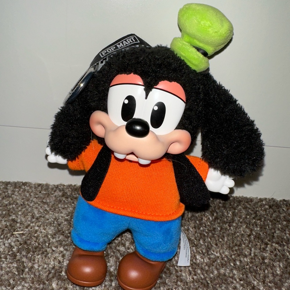 Authentic Mickey Family Cute Together-Goofy-New in box unopened